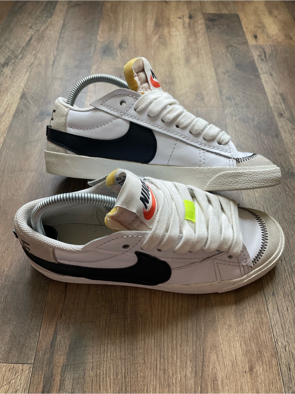 Nike Mens White Leather Low-Top Sneakers with Black Swoosh